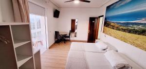 TV a/nebo společenská místnost v ubytování Hostal Cachiño