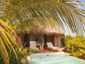 un complejo con piscina al lado de una casa en Aldea Mizúl, en Puerto Escondido