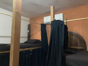 Postel nebo postele na pokoji v ubytování Maracuyá Hostal Zipolite