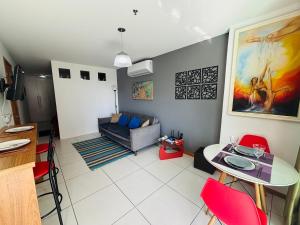 a living room with a couch and a table at loft london, conforto no coração de Icarai in Niterói