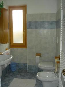 a bathroom with a toilet and a sink at 03 Virgilio Zanetti in San Zeno di Montagna