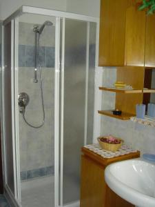 a bathroom with a shower and a sink at 03 Virgilio Zanetti in San Zeno di Montagna