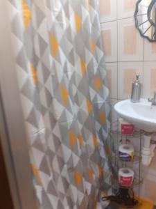 Un baño de Essentials Suite