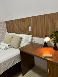 a room with a desk and a bed with a desk at Rosana House Bem estar em Barreirinhas Ideal para 5 pessoas in Barreirinhas