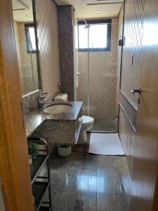 Koupelna v ubytování M&V Flats - Prédio Let's Idea- 1 km Mané Garrincha - 500m Esplanada dos Ministérios - Ar condicionado - Cama queen size - Piscina - Academia