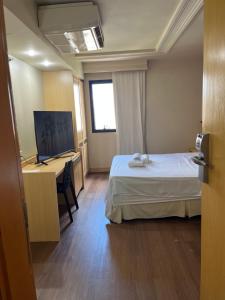 TV a/nebo společenská místnost v ubytování M&V Flats - Prédio Let's Idea- 1 km Mané Garrincha - 500m Esplanada dos Ministérios - Ar condicionado - Cama queen size - Piscina - Academia