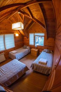 เตียงในห้องที่ Bosque Dormido Cabañas & Spa