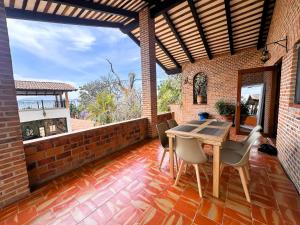アヒヒクにあるANANA Rancho San Rafael | 3 BR & private porchの屋外パティオ(木製のテーブルと椅子付)