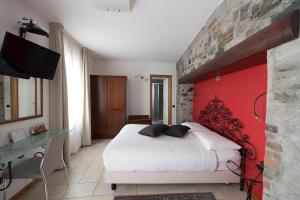 Televízia a/alebo spoločenská miestnosť v ubytovaní Hotel Villa Colico
