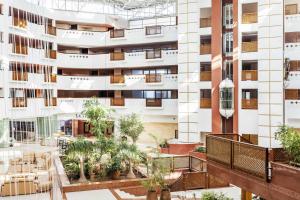 un edificio de apartamentos con un patio con plantas en Amadil Ocean Club en Agadir