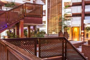 - une vue sur le hall d'un immeuble avec des escaliers dans l'établissement Amadil Ocean Club, à Agadir