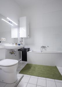 ein Badezimmer mit Toilette, Waschbecken und Badewanne in der Unterkunft Studio 12 in Linz