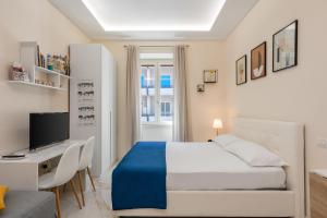 a bedroom with a bed and a desk with a computer at Maison38GuestHouse in Castellammare di Stabia