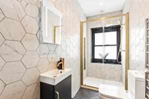 a bathroom with a sink and a toilet and a shower at Western Seaview Terrace - Central - Contractors in Brighton & Hove