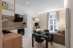 a kitchen and living room with a table and chairs at Maison38GuestHouse in Castellammare di Stabia