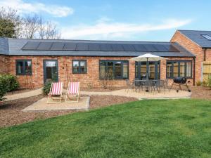 ein Haus mit Sonnenkollektoren auf dem Dach in der Unterkunft Barley Cottage in Huntingdon