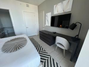 Letto o letti in una camera di Apt Hyde, Beach, Pool, and Resort Amenities in Miami
