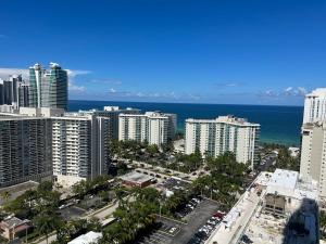 una vista aerea di una città con edifici e l'oceano di Apt Hyde, Beach, Pool, and Resort Amenities in Miami a Hollywood