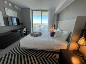 Letto o letti in una camera di Apt Hyde, Beach, Pool, and Resort Amenities in Miami