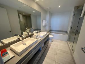 un bagno con due lavandini, un water e una doccia di Apt Hyde, Beach, Pool, and Resort Amenities in Miami a Hollywood