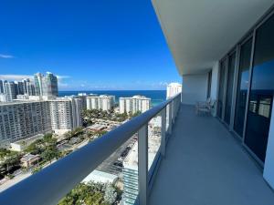 Balcone o terrazza di Apt Hyde, Beach, Pool, and Resort Amenities in Miami