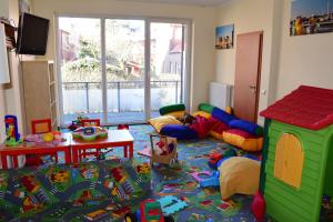 una habitación con una sala de juegos con juguetes en el suelo en Hotel Atlantic Juist, en Juist