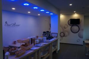 Příslušenství pro přípravu čaje a kávy v ubytování Hotel Evergreen