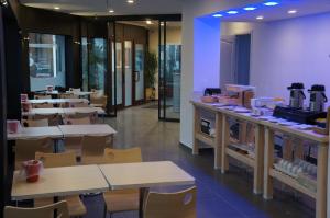 Příslušenství pro přípravu čaje a kávy v ubytování Hotel Evergreen