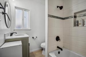 Ένα μπάνιο στο Cozy single story 2 bdrm family home near the BLVD +27 φωτογραφίες