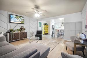 Χώρος καθιστικού στο Cozy single story 2 bdrm family home near the BLVD