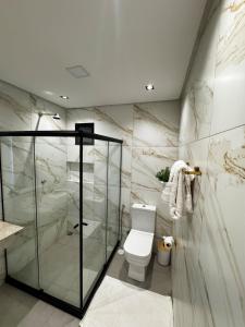 un bagno con wc e doccia in vetro di Premium Casa Maragogi Japaratinga a Japaratinga