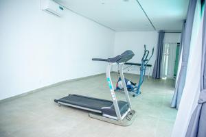 Hotel Yatchenin Abidjan的健身中心和/或健身设施