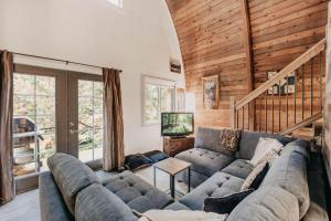 Khu vực ghế ngồi tại 78MBR - Wood Stove - WIFI- Pets Ok - BBQ - Sleeps 6