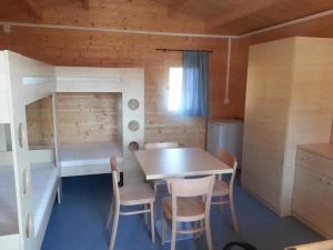 una pequeña cocina con mesa y sillas en una habitación en Camping Amerika, en Františkovy Lázně