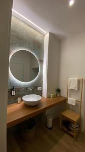 un bagno con lavandino e specchio di L'Ulivo in Centro a Bari Altre 21 foto