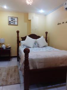 Una cama o camas en una habitación de Essentials Suite