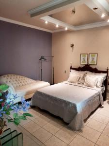 une chambre avec deux lits dans une pièce dans l'établissement Luz do Sol Pousada 700m Praia do Peró, à Cabo Frio