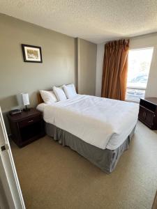 zero-100 motel客房内的一张或多张床位
