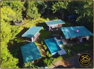 Bazén v ubytování Hotel y Restaurante Colonial Caribe nebo v jeho okolí