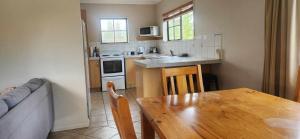 Kuchyň nebo kuchyňský kout v ubytování Pinegrove Cottages - unit1 + 6 fotografií