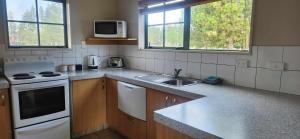 Kuchyň nebo kuchyňský kout v ubytování Pinegrove Cottages - unit1
