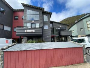 スレッドボにあるBlues Air 3B - Thredboの家の前赤いガレージ