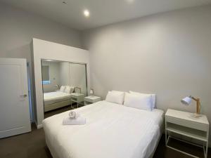 スレッドボにあるBlues Air 3B - Thredboのベッドルーム(鏡付きの大きな白いベッド1台付)