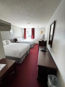 zero-100 motel客房内的一张或多张床位
