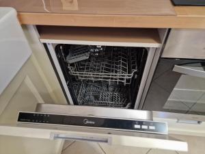 einen Ofen mit offener Tür und Essen im Innenbereich in der Unterkunft Beachfront Apartment in Sarandë