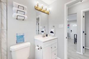 Awesome Two Bedroom Family Upper Unit in Denver في دنفر: حمام مزود بمرحاض ومغسلة ومرآة