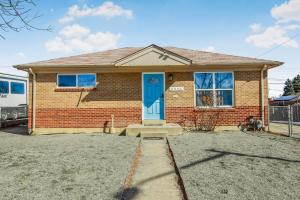 Awesome Two Bedroom Family Upper Unit in Denver في دنفر: منزل من الطوب مع باب أزرق