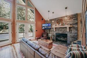 ein Wohnzimmer mit Couch und Kamin in der Unterkunft 79MBR - Hot Tub - Pets Ok - WIFI - BBQ in Deming