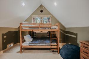 Zimmer mit Etagenbett und 2 Etagenbetten im Dachgeschoss in der Unterkunft 79MBR - Hot Tub - Pets Ok - WIFI - BBQ in Deming