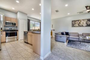 Una cocina y una sala de estar con un sofá y una mesa. en Stylish Townhome Close to Disney Parks, en Kissimmee 73 fotos más